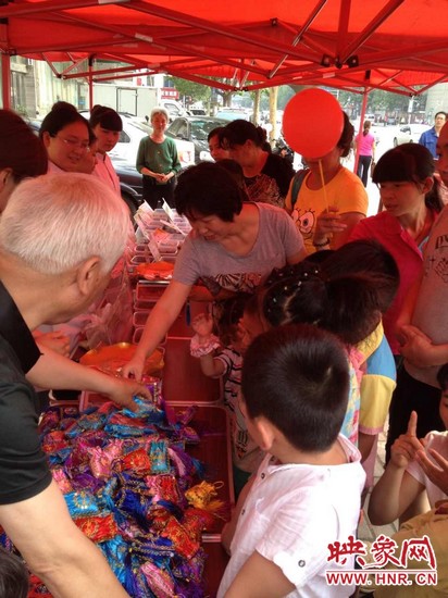 中醫(yī)館裝備了防蚊蟲、預(yù)防手足口等四個(gè)藥方，并把這些藥磨成粗粉，每個(gè)孩子把不同藥方粉裝如香囊?guī)Щ丶? complete=