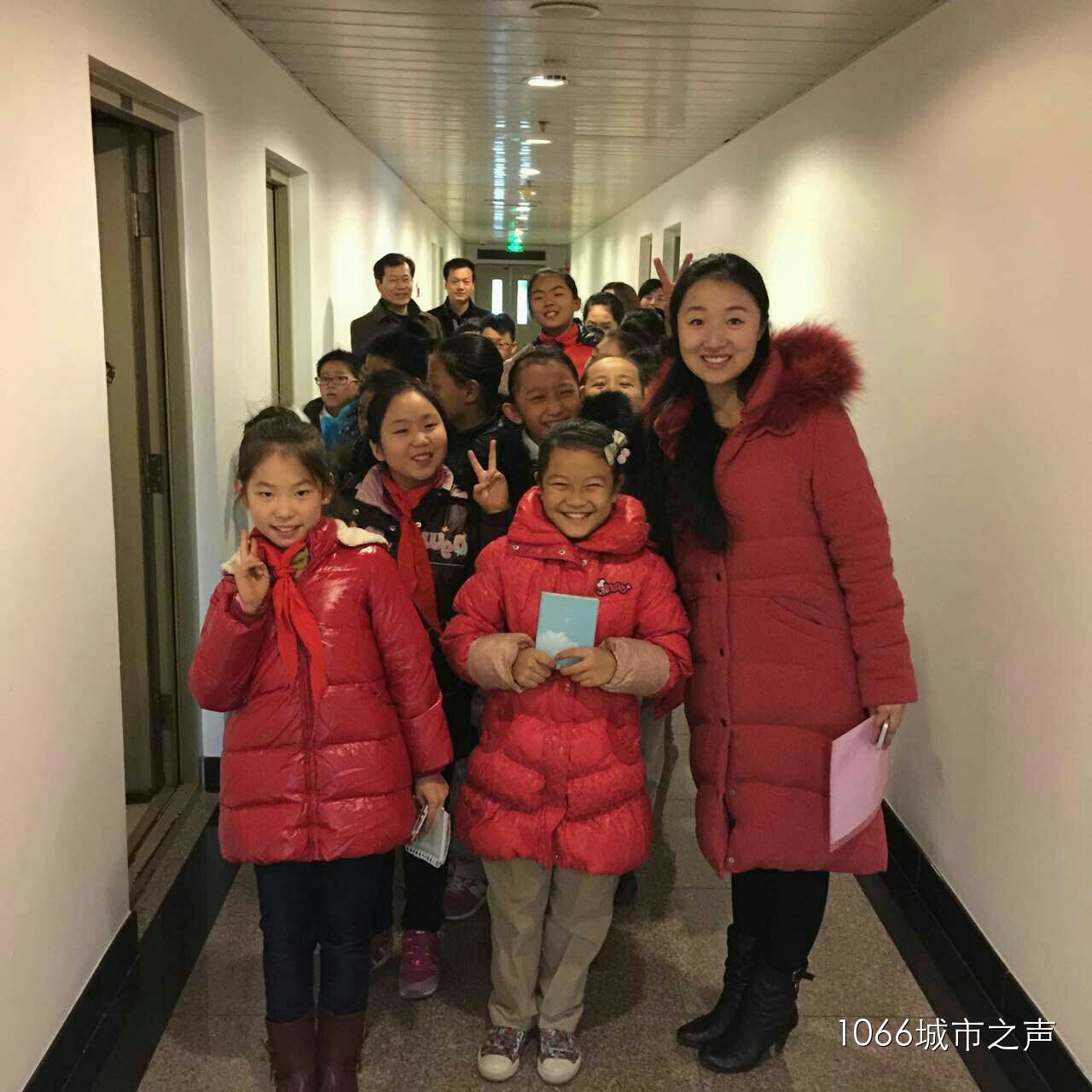 簽字和揭牌儀式后，教育廣播（城市之聲）主持人“卷卷貓”帶領(lǐng)“小主持人”走進(jìn)河南廣播大廈