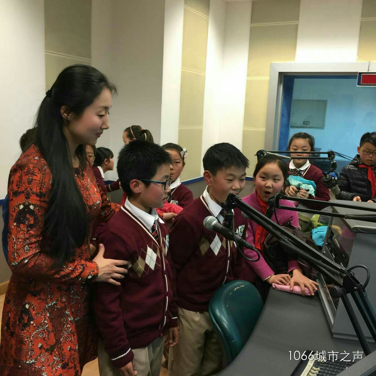 “好激動(dòng)，好激動(dòng)”！天天上學(xué)、放學(xué)都從廣播大廈經(jīng)過(guò)，今天終于進(jìn)來(lái)了！