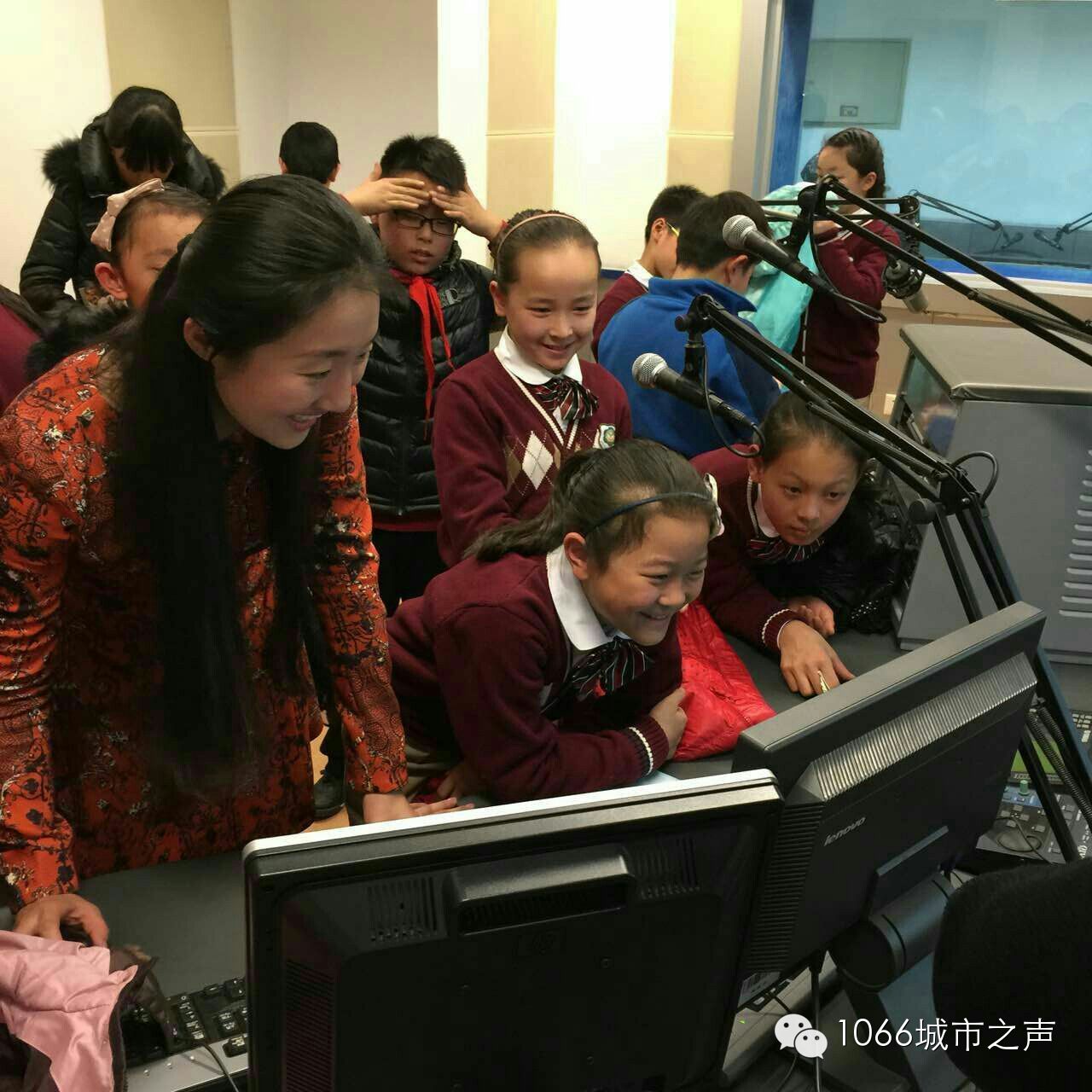 “好激動(dòng)，好激動(dòng)”！天天上學(xué)、放學(xué)都從廣播大廈經(jīng)過(guò)，今天終于進(jìn)來(lái)了！