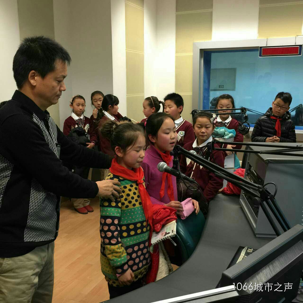 現(xiàn)場(chǎng)接受播音指導(dǎo)，有模有樣耶！