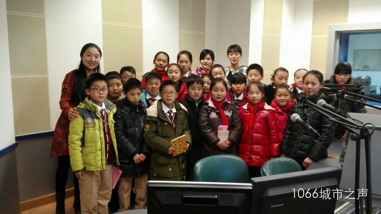 跟電臺(tái)的主持人和老師們的大合影！真是難忘的一天?。? complete=