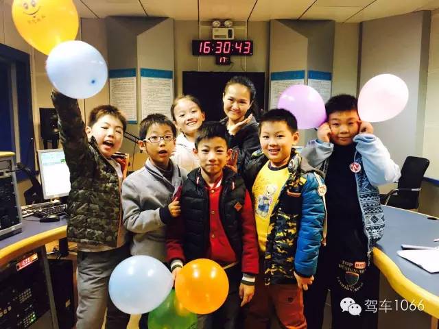 我們不光要成為銀行家，還要當主持人！跟著子楊姐姐參觀河南電臺直播間！