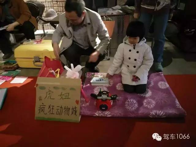 這位小老板的攤位擺的有模有樣的，不過(guò)旁邊這位酷爸怎么這么眼熟？