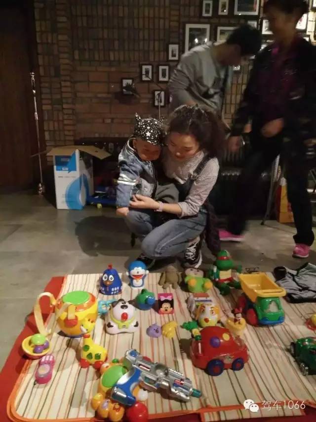 本次活動(dòng)最小的小老板，最后放大招了，玩具隨便拿，這壕情也沒(méi)sei了！