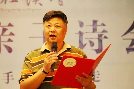 第一個節(jié)目便是重磅，大象融媒·欣欣象融網(wǎng)絡(luò)科技公司董事長魏峰帶來沈浩波的作品《在夏天時想起秋天》