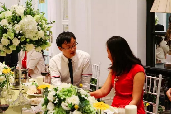 這種熱烈的氣氛，一直延續(xù)到飯桌上。