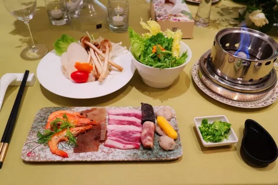 精致的小火鍋，用的是綠色燃料——乙醇。