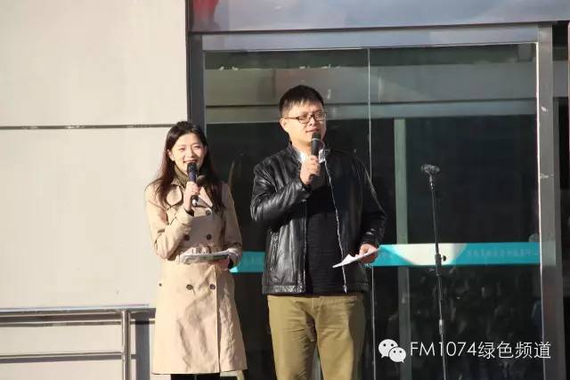 主持人肖震、陳藝主持活動