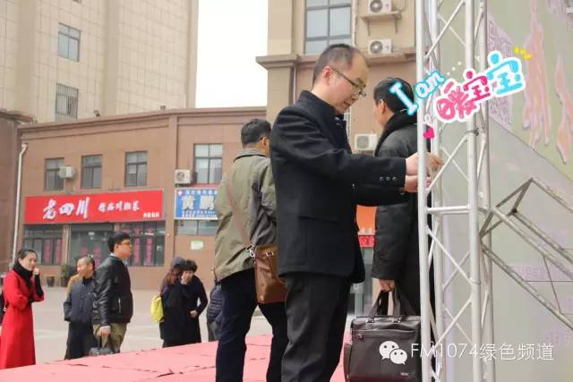 寒江副總監(jiān)親力親為，事無(wú)巨細(xì)。偶像真是暖暖惹人愛(ài)呢！