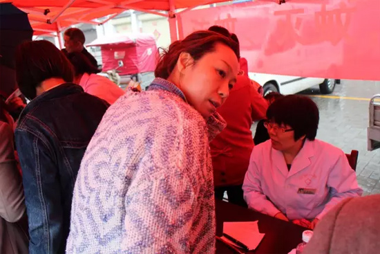 了解到有老人看病不方便，河南電臺1074綠色頻道活動小組欒老師將醫(yī)生請到老人身邊，親自為她診斷。