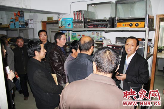 科技會員們在了解一些食品加工設備的信息