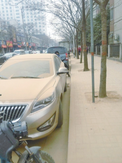 馬路灰頭土臉，停在路邊的車也蒙塵。