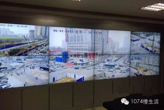 通過監(jiān)控人員操控“電子眼”調(diào)整焦距，可以看到整個工地全景