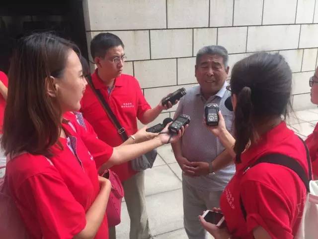 記者亞峰現(xiàn)場(chǎng)采訪