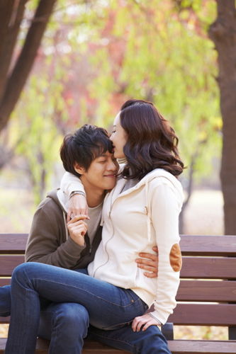 女人的崇拜或同情導致愛情(圖片來源：華蓋)