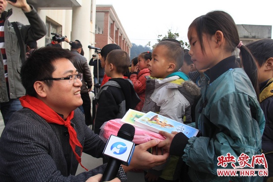 給孩子們送去愛(ài)心物品