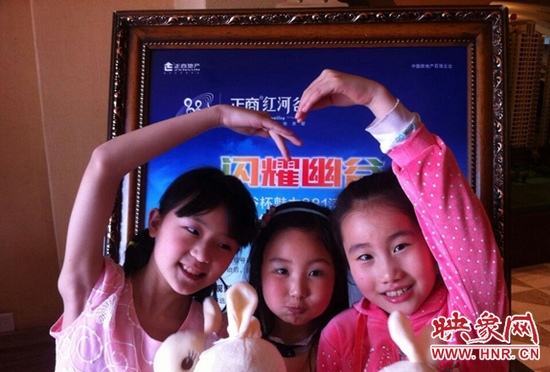 我們和兔寶寶一起賣個萌，比比誰更可愛