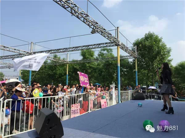 輕輕躍起、優(yōu)美身段，新聞小姐李江