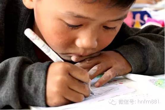 小手黑黑的，像是很少洗