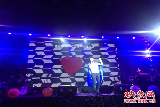 嚴(yán)爵及相信音樂旗下其他藝人賣力演出。