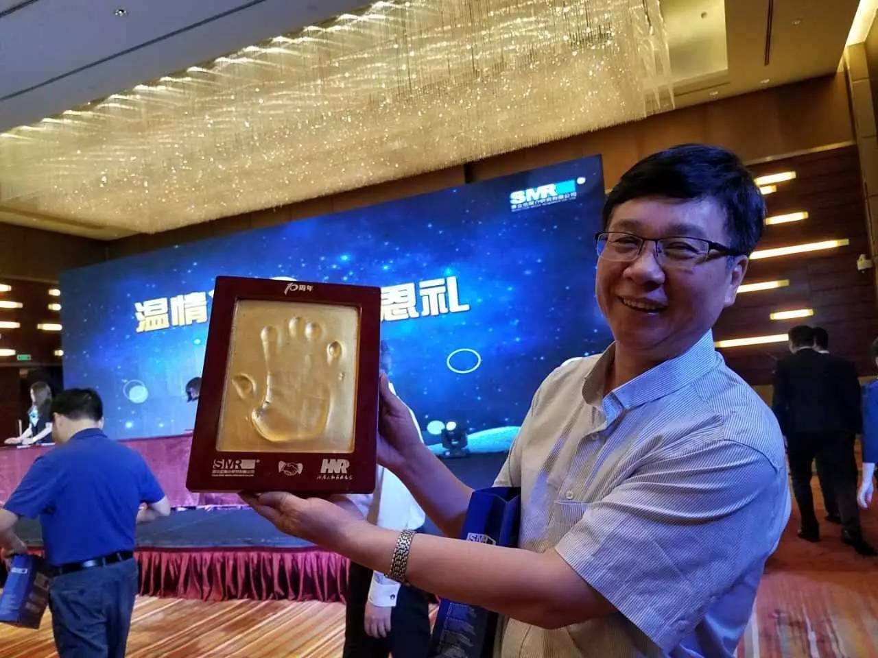 河南電臺(tái)副總編輯，宣傳協(xié)調(diào)中心主任高鐵軍先生代表河南廣播電視臺(tái)為慶賀賽立信成立20周年送上“手印”圖