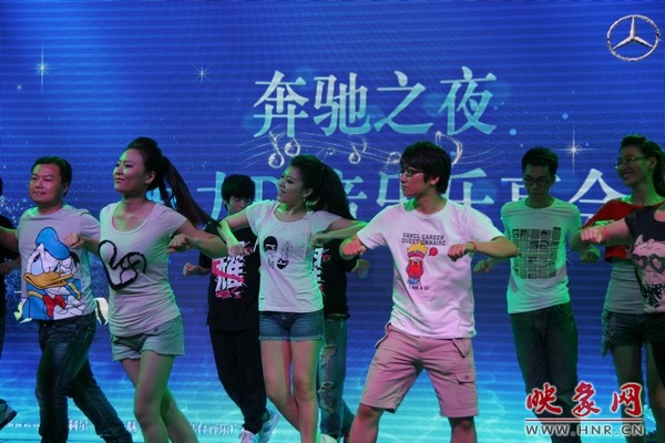 熱情洋溢的開(kāi)場(chǎng)舞，DJ們?nèi)硇耐度? complete=