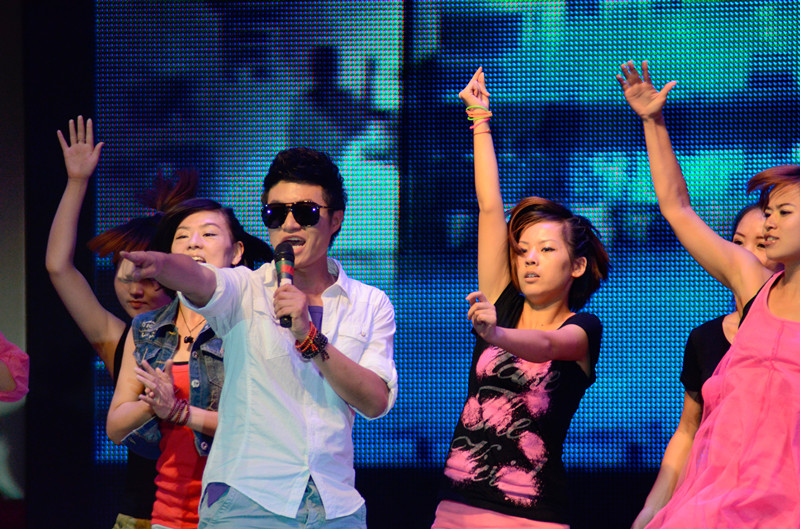 嗨！《我們一起聽歌吧》魅力881河南音樂廣播 DJ帥天 演唱曲目：《找自己》 帥呀！！