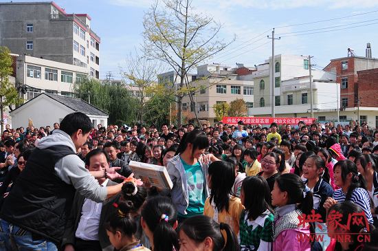 演出現(xiàn)場觀眾積極參與、氣氛熱烈。