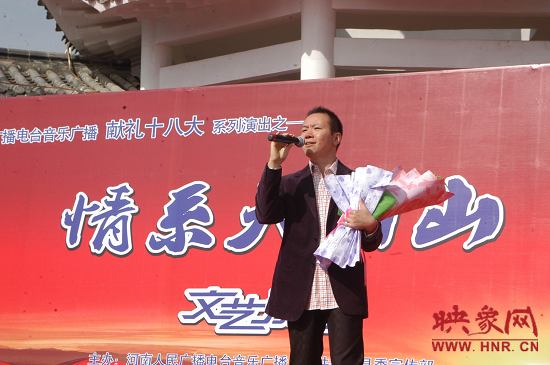 魅力881主持人、新聞先生凱文在演唱