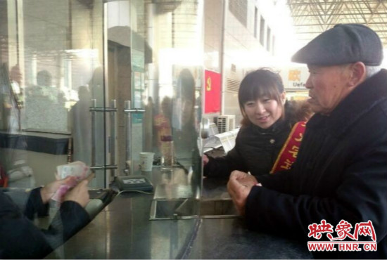 在陳思蕊的積極幫助下，老人順利的買到了發(fā)往合肥的5張車票。