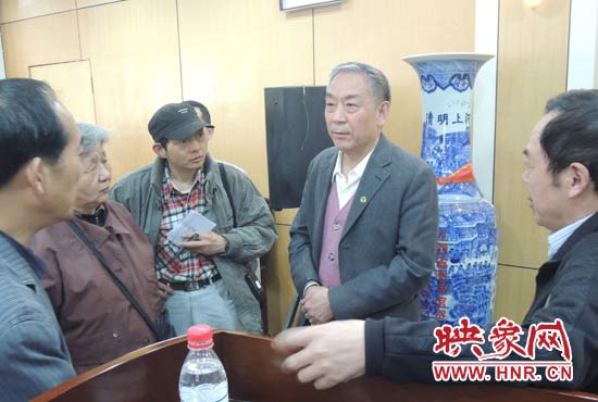 講座結(jié)束后，聽(tīng)眾向戚建莊提問(wèn)。