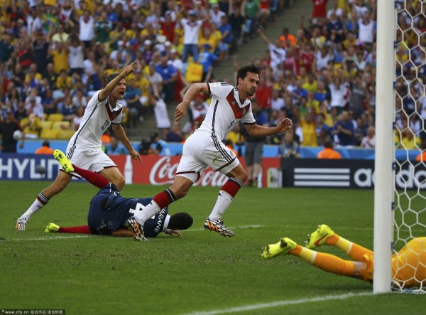 第13分鐘，胡梅爾斯頭球破門