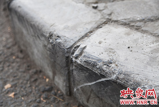 車道邊上的臺階，滿是電動車摔下碰撞的痕跡