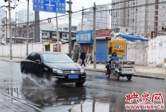 機(jī)動車路過，濺起一米多高的水花