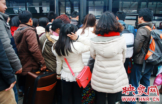 金水路紫荊山公交樞紐站牌處經(jīng)常是人頭攢動。