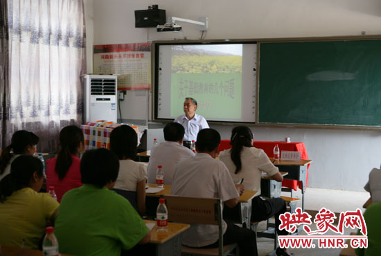 40余名教師認真聆聽講座。