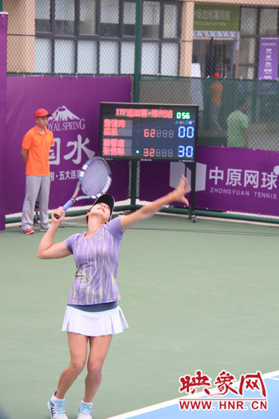 比賽中，發(fā)球瞬間