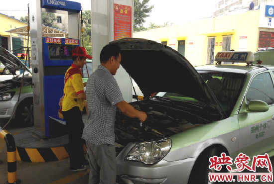 服務(wù)區(qū)設(shè)有四機(jī)八槍加氣設(shè)備，日供氣量4萬(wàn)立方米，可以同時(shí)給8臺(tái)出租車加氣。