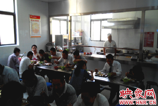 剛到中午，餐廳里就坐滿了加氣之后吃飯的的哥。