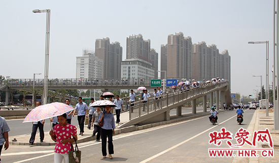 行人走下人行天橋之后還要過馬路 行人走下人行天橋之后還要過馬路