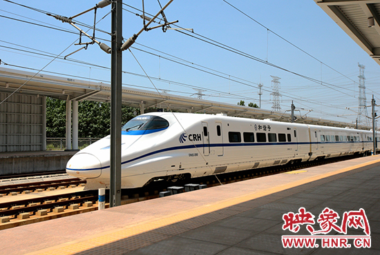 一輛動(dòng)車從鄭州西站呼嘯而過(guò)