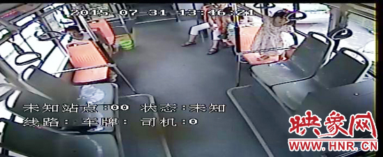 家長放任小孩在車廂內(nèi)玩耍，甚至站到座椅上。