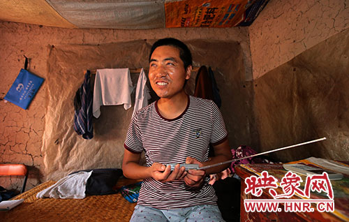 張國(guó)敬平時(shí)喜歡聽廣播，特別是各種歌曲節(jié)目。