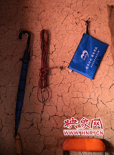 精準(zhǔn)扶貧的暖心服務(wù)袋，被張國(guó)敬掛在上墻最醒目的位置。