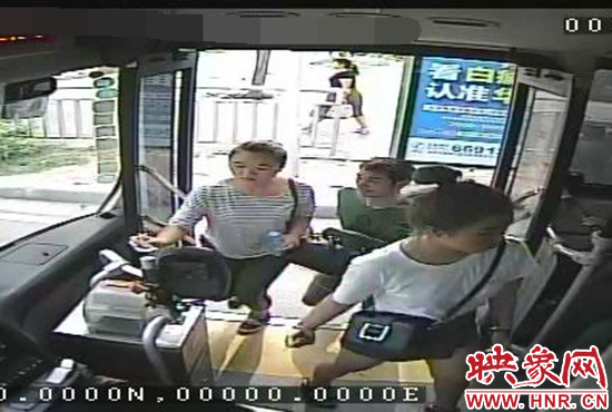 監(jiān)控顯示，竊賊偷女孩手機，公交車長幫忙要回手機。