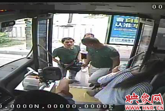 監(jiān)控顯示，竊賊偷女孩手機，公交車長幫忙要回手機。