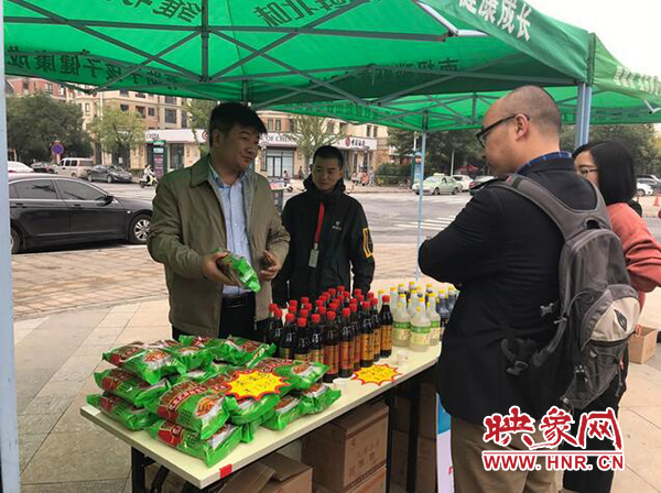 市民在展銷(xiāo)臺(tái)前選購(gòu)商品