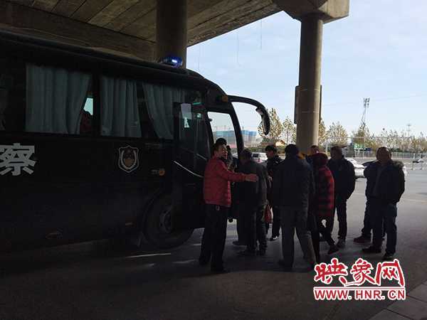 警方調(diào)來(lái)車輛，將超載人員轉(zhuǎn)運(yùn)走