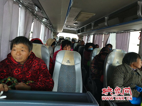 警方調(diào)來(lái)車輛，將超載人員轉(zhuǎn)運(yùn)走